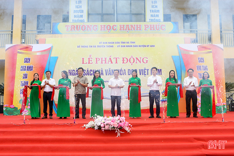 Đại diện lãnh đạo các sở, ngành cấp tỉnh và huyện Kỳ Anh cắt băng phát động ngày Sách và Văn hóa đọc Việt Nam năm 2024. a8.jpg