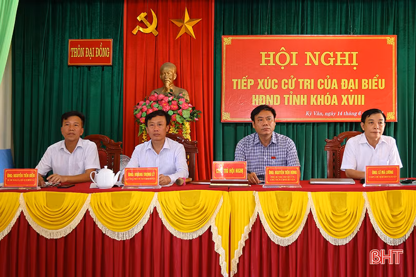 Chủ trì hội nghị.