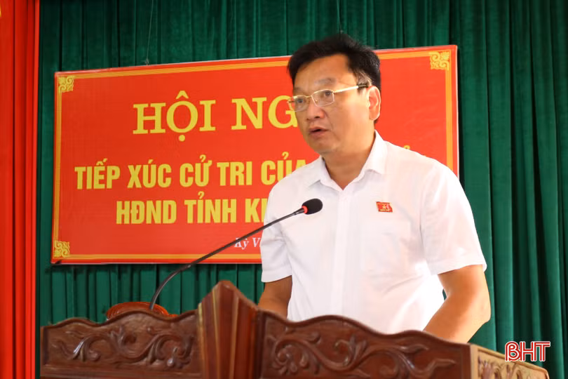 Bí thư Huyện uỷ Kỳ Anh Hồ Huy Thành đại diện Tổ đại biểu HĐND tỉnh bầu tại huyện Kỳ Anh trình bày các báo cáo tại hội nghị.