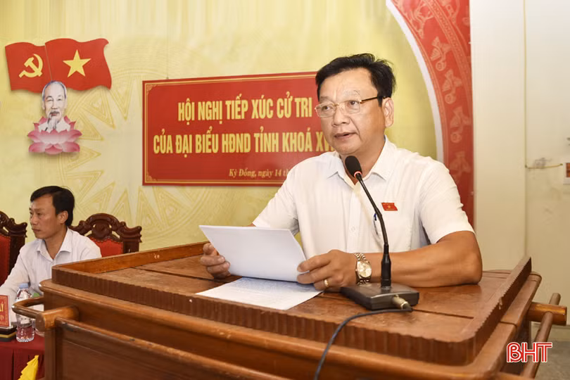 Bí thư Huyện uỷ Kỳ Anh Hồ Huy Thành đại diện Tổ đại biểu HĐND tỉnh bầu tại huyện Kỳ Anh trình bày các báo cáo tại hội nghị.