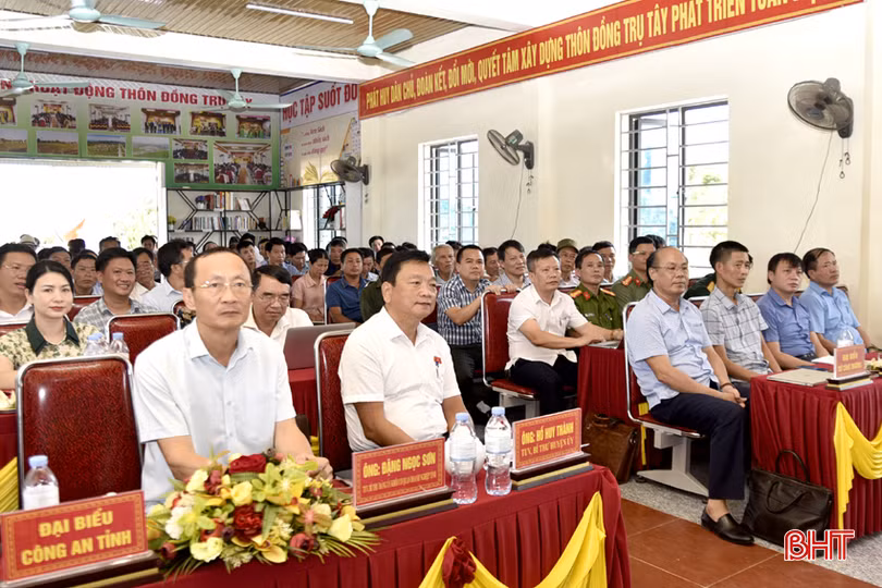 Đại biểu dự hội nghị tiếp xúc cử tri