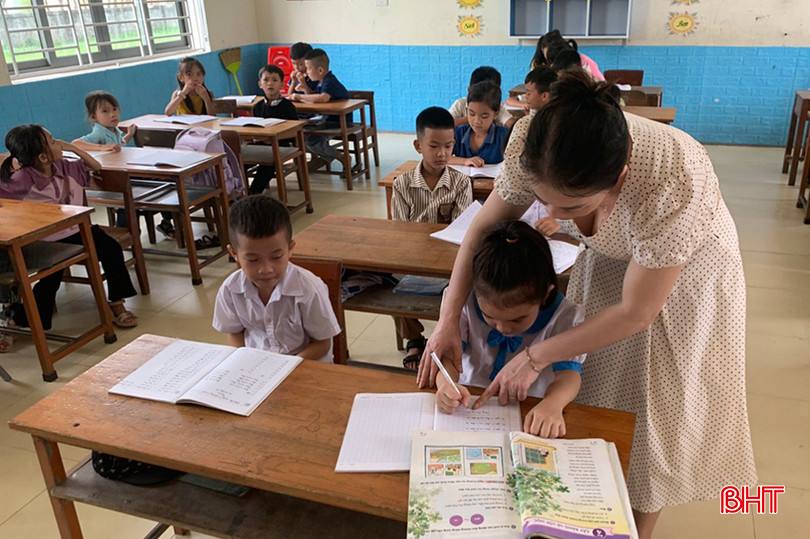 Cô giáo Đinh Thị Hoa luôn quan tâm, đánh giá cao về ý thức và kết quả học tập của 2 em Quỳnh, Như. A2.jpg
