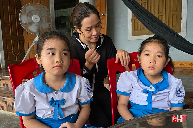 Chị Nguyễn Thị Họa cùng Quỳnh Như (bên trái) và Như Thảo. A11.jpg