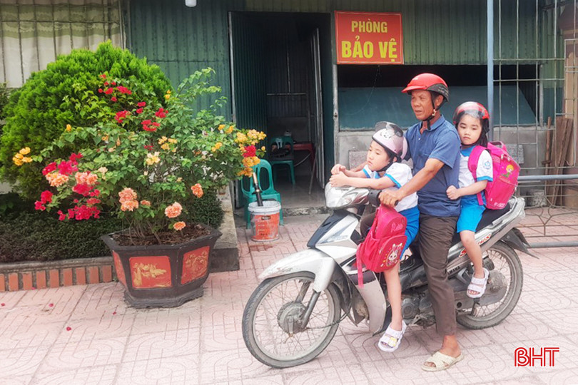 Ba ông cháu trên đường đến trường. A17.jpg