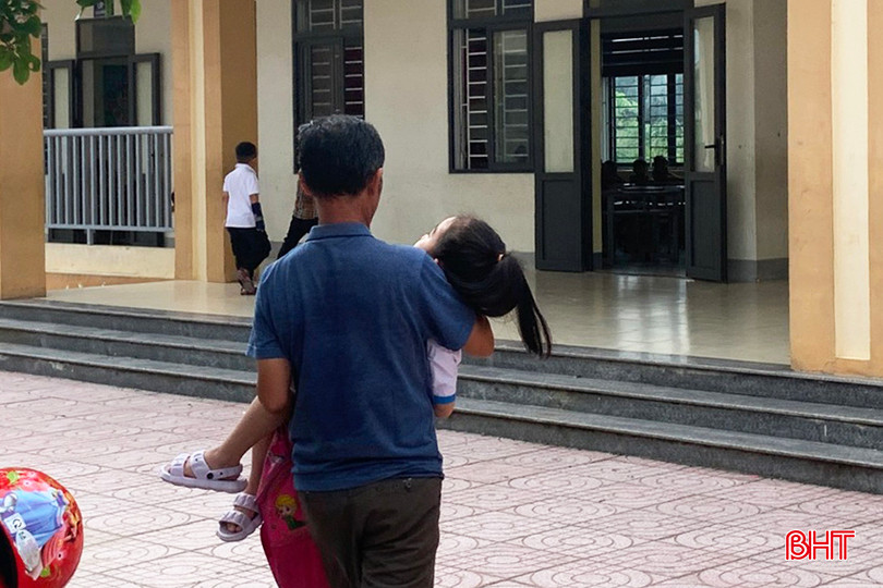 Mỗi ngày, ông ngoại lại chở các cháu đến trường, bế từng cháu vào lớp học. A15.jpg