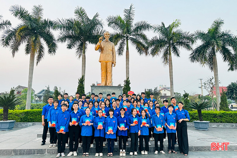 Chị Mai Thị Ngọc Trang (hàng đầu ngoài cùng bên phải) cùng các ĐVTN Đoàn phường Tân Giang trong lễ kết nạp đoàn cho các thanh niên ưu tú tại Khu lưu niệm Bác Hồ về thăm Hà Tĩnh. a4.jpg