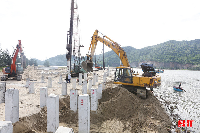 Đội công nhân thi công ép cọc nhồi hạng mục bến cập tàu tại cảng cá Thạch Kim. a4.jpg