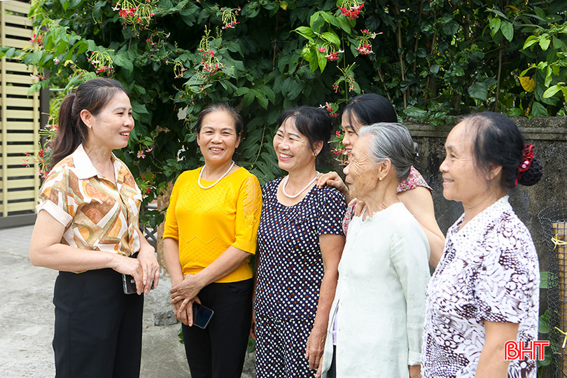 Các hội viên phụ nữ xã Trường Sơn (Đức Thọ) nghe cán bộ Hội phụ nữ tuyên truyền về tiêu chí xây dựng gia đình 5 có - NTM kiểu mẫu. a6.jpg
