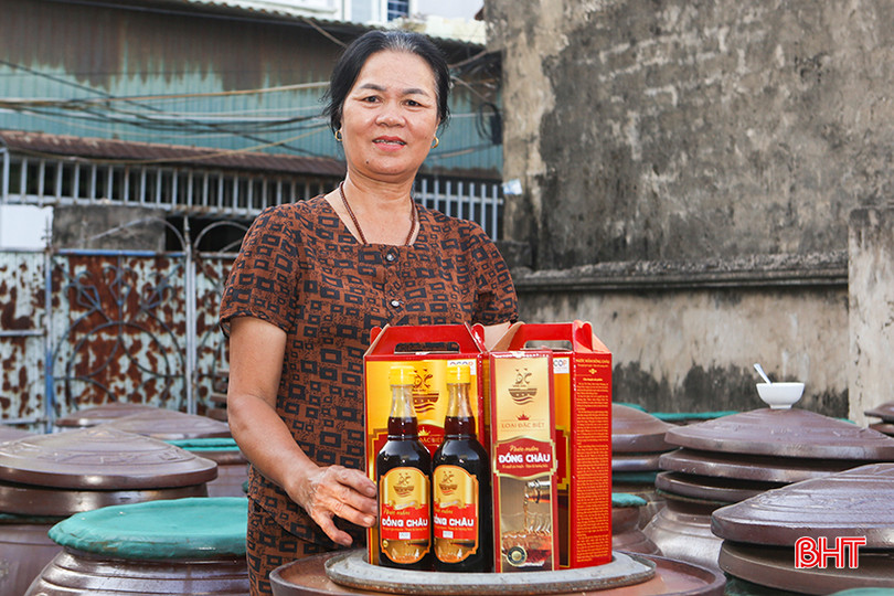 Bà Lưu Thị Châu (xã Thạch Kim, huyện Lộc Hà) là chủ sản phẩm OCOP nước mắm Đồng Châu. a2.jpg