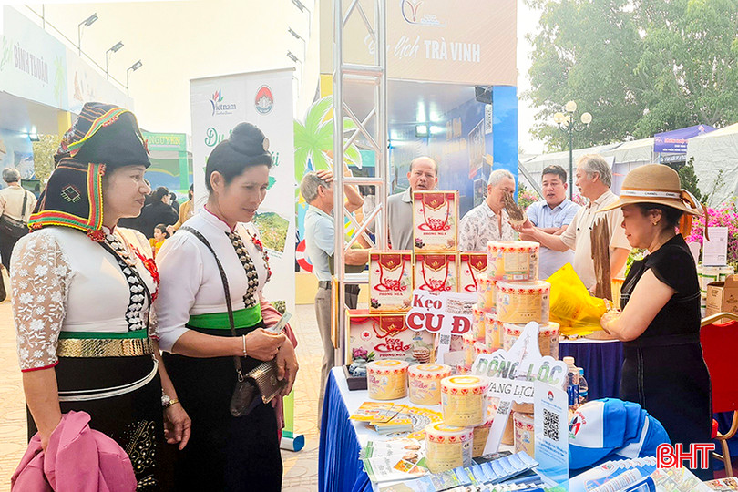 Nhờ sự đồng hành của các cấp hội phụ nữ, nhiều sản phẩm OCOP do phụ nữ làm chủ có cơ hội vươn ra thị trường khắp cả nước và xuất khẩu. Trong ảnh: Gian hàng cu-đơ Phong Nga do chị Nguyễn Thị Nga (xã Thạch Đài, Thạch Hà) làm chủ tại Lễ hội Năm du lịch quốc gia Việt Nam - Điện Biên 2024. a4.jpg