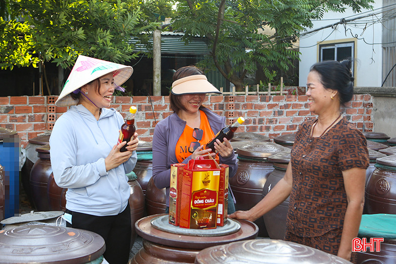 Cán bộ Hội LHPN xã Thạch Kim trò chuyện với bà Lưu Thị Châu, chủ sơ sở nước mắm Đồng Châu về hướng phân phối sản phẩm ra thị trường trong thời gian tới. a1.jpg