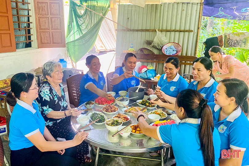 Bữa cơm ấm cúng do chị em phụ nữ phường Đức Thuận (TX Hồng Lĩnh) tự tay chuẩn bị dành cho Thương binh Nguyễn Thị Hòe. a4.jpg