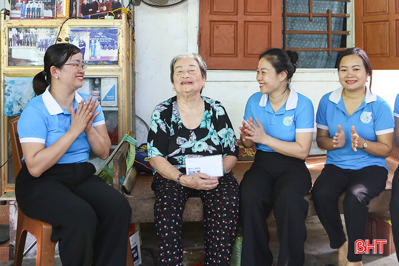 Bà Nguyễn Thị Hòe vui vẻ, phấn khởi trò chuyện cùng chị em cán bộ hội viên phụ nữ phường Đức Thuận và TX Hồng Lĩnh. a3.jpg