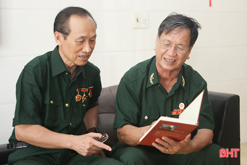 Cựu chiến binh Nguyễn Trọng Hảo (phải) và Nguyễn Lam cùng ôn lại những trận đánh được ghi chép trong cuốn sách "Sư đoàn tôi yêu" do Trung tá Nguyễn Văn Thắng biên soạn. a6.jpg