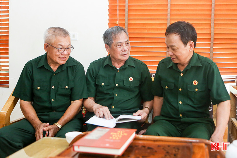 Trung tá Nguyễn Văn Thắng (giữa) cùng đồng đội ôn lại ký ức hào hùng a3.jpg