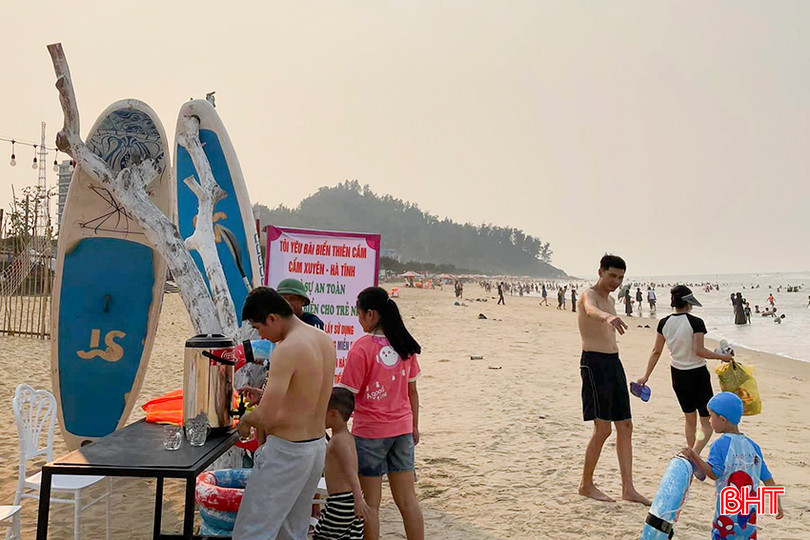 Du khách sử dụng dịch vụ dùng phao bơi và nước uống miễn phí do Beach Clup Hà Tĩnh phục vụ tại biển Thiên Cầm trong dịp lễ. a6.jpg