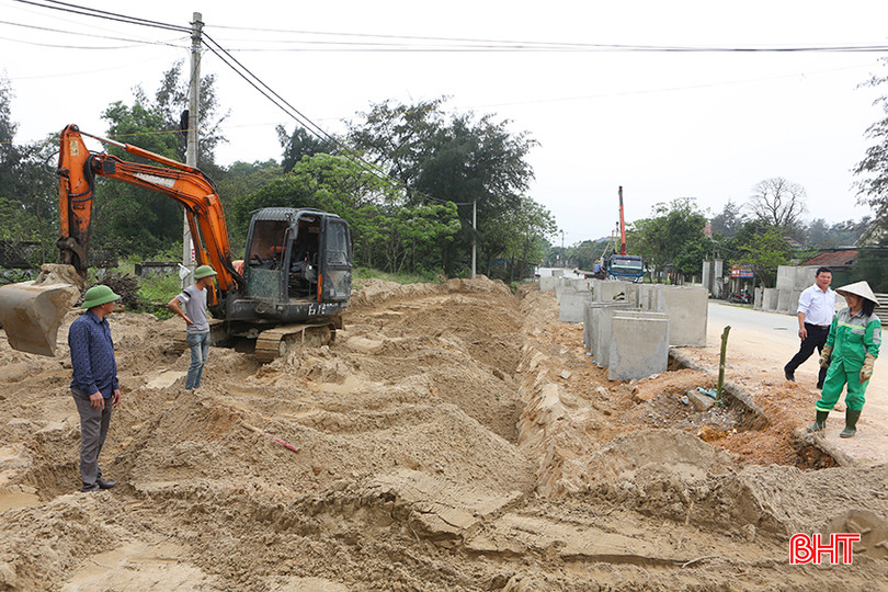Công ty CP Tân Hải Hà (TP Hà Tĩnh) một trong những đơn vị thi công dự án Xây dựng hạ tầng KDL biển Xuân Thành đang tập trung đẩy nhanh tiến độ hoàn thành tuyến đường vào KDL. a6.jpg