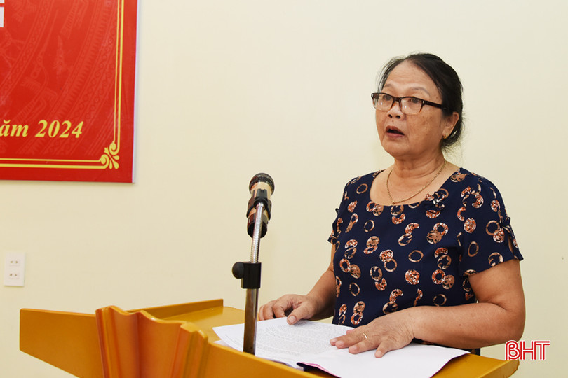 Phó Chủ tịch Hội Khuyến học Hà Tĩnh Trần Thị Hồng báo cáo công tác thi đua khuyến học, khuyến tài 6 tháng đầu năm của Cụm thi đua khuyến học số 4. 12.jpg