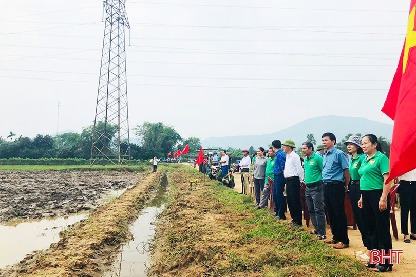 Lãnh đạo xã Kỳ Phong kiểm tra cánh đồng vừa được chuyển đổi của thôn Thượng Phong. A3.jpg