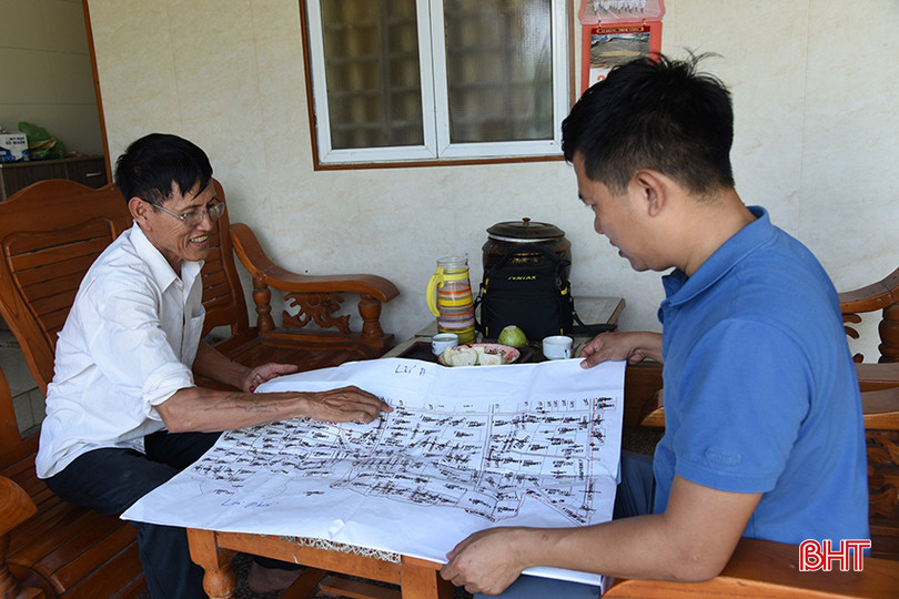 Ông Nguyễn Sỹ Tiến giới thiệu về sơ đồ phục vụ công tác chuyển đổi ruộng đất lần 2. A6.jpg