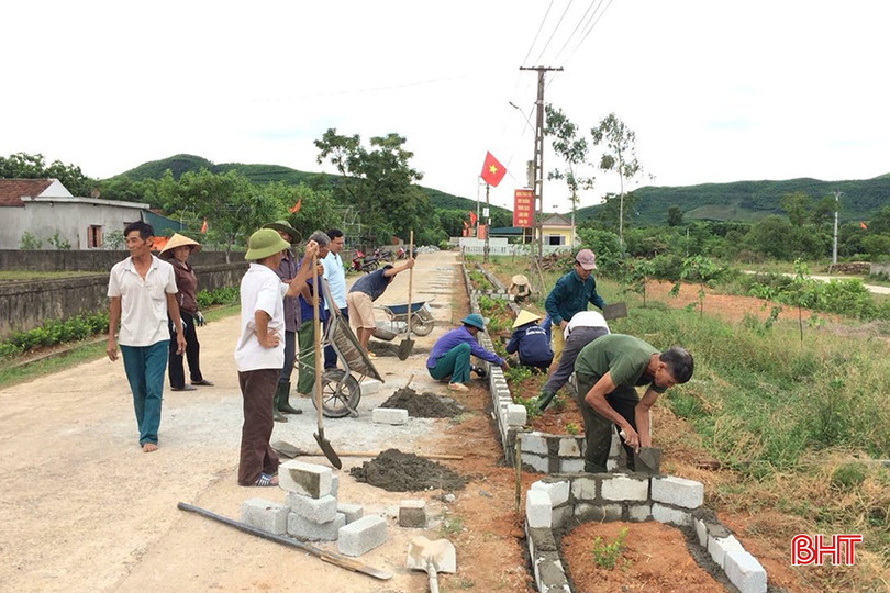 Bà con thôn Thượng Phong ra quân lao động làm đường hoa. A1.jpg