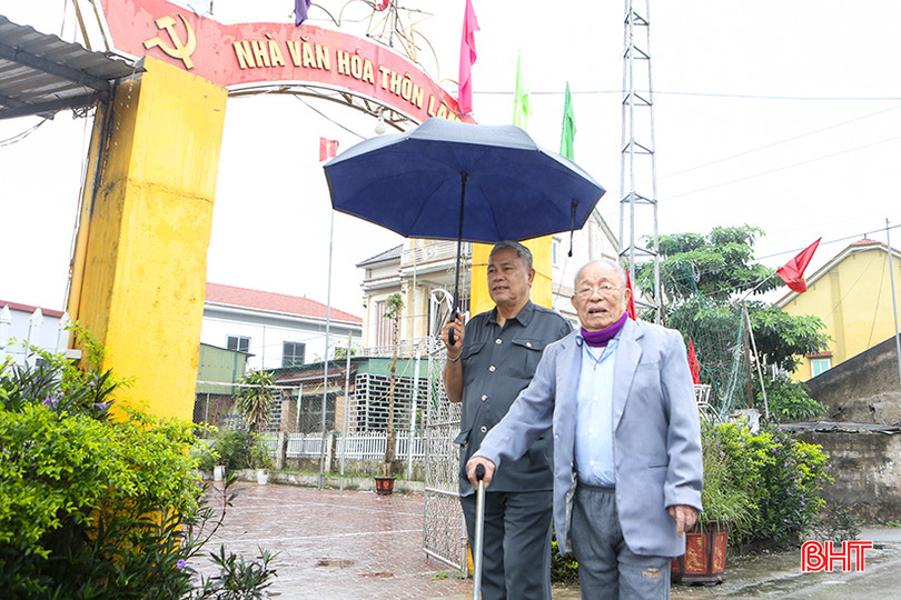 Cụ Trần Cạch và con trai là ông Trần Tiến Lực a4.jpg