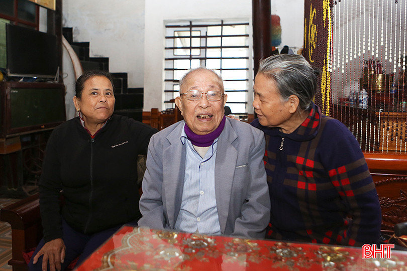 Cụ Trần Cạch trò chuyện với con dâu là bà Trần Thị Thông (bên phải) và người hàng xóm. a2.jpg