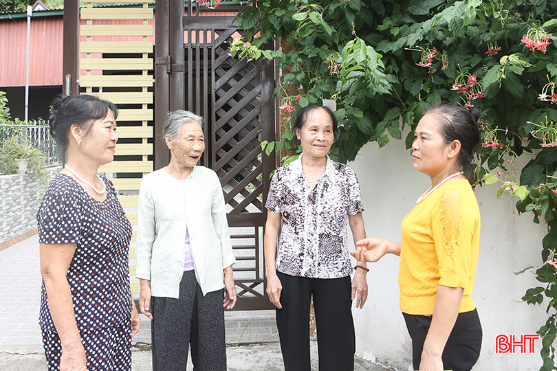 Bà Bùi Thị Minh (ngoài cùng bên phải) trò chuyện với các hội viên phụ nữ về các tiêu chí xây dựng gia đình 5 có - NTM kiểu mẫu. A2.jpg