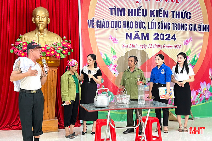 Những tiểu phẩm "cây nhà, lá vườn" tại các Hội thi Tìm hiểu kiến thức về giáo dục đạo đức, lối sống trong gia đình do các địa phương tổ chức, gần gũi, dễ đi sâu vào đời sống người dân, giúp nâng cao hiệu quả tuyên truyền. a3.jpg