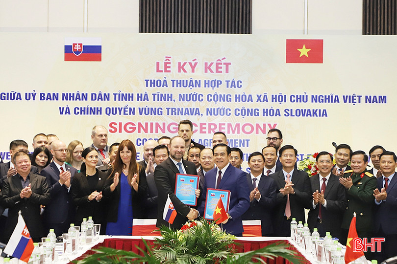 Lãnh đạo tỉnh Hà Tĩnh và Trnava (Slovakia) thực hiện lễ ký kết thỏa thuận hợp tác giữa 2 địa phương dịp tháng 11/2023. 151d4180457t97794l0.jpg