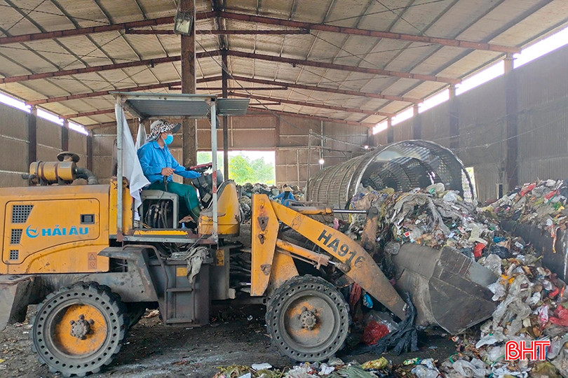 Công nhân HTX Dịch vụ môi trường Tân Phát tiến hành phân loại, xử lý rác tại cơ sở. a4.jpg