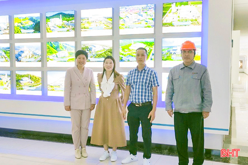 Chị Phan Thị Lý (thứ 2 từ trái sang) cùng chồng là anh Phạm Thanh Sơn (áo sọc) trong chuyến tham quan nhà máy sản xuất thiết bị xử lý rác ở tỉnh Sơn Đông (Trung Quốc), dịp tháng 4/2024. a1.jpg