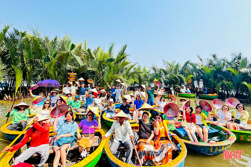 Du khách khám phá vẻ đẹp rừng dừa Bảy Mẫu (Quảng Nam) trong tour Hành trình di sản do Vietravel tổ chức. a1.jpg