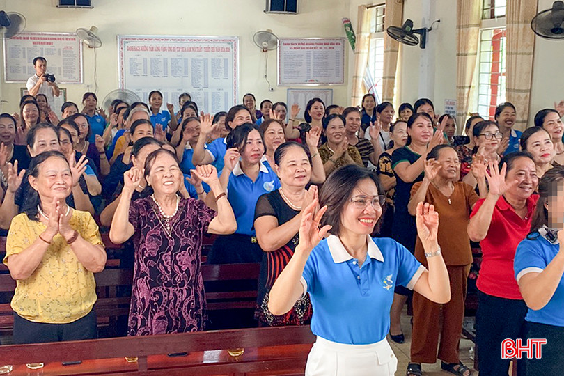 Hội viên phụ nữ phường Bắc Hồng (TX Hồng Lĩnh) hào hứng tham gia trò chơi trong buổi sinh hoạt ứng dụng chuyển đổi số. a1.jpg