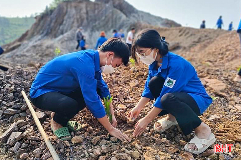Học Bác, tất cả mọi tầng lớp nhân dân Hà Tĩnh đang ngày đêm thi đua rèn luyện đạo đức, lao động sản xuất cống hiến xây dựng quê hương. Trong ảnh: Đoàn TNCS Hồ Chí Minh xã Gia Hanh (Can Lộc) xung kích trồng cây xanh phủ đất trống đồi núi trọc. a4.jpg