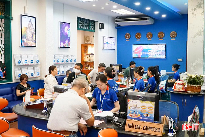 Du khách nhộn nhịp đăng ký tour tuyến mùa hè 2024 tại Văn phòng Vietravel Nghệ An. a5.jpg