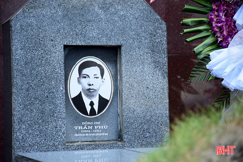 Bia mộ đồng chí Trần Phú tại xã Tùng Ảnh (Đức Thọ). 129d0002910t1902l8-adsc-4088.jpg