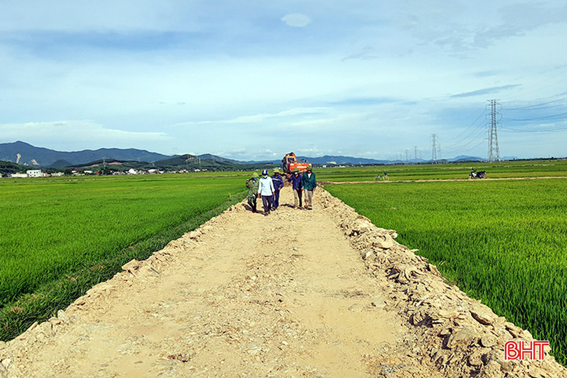 Một tuyến đường giao thông nội đồng ở thôn Hà Phong (Kỳ Văn) đang được tập trung hoàn thiện. A5.jpg