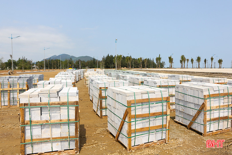 Vật liệu đá lát nền quảng trường được lấy từ Thanh Hóa đã được tập kết đầy đủ trên công trường. b6.jpg