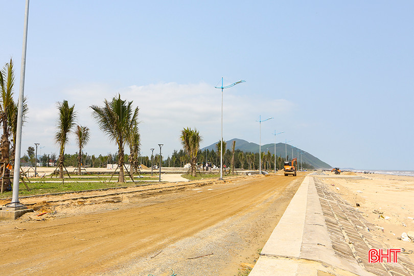 Quảng trường biển Kỳ Ninh nằm sát bên bãi biển hiện đã hoàn thiện thi công 75% khối lượng công việc. b2.jpg