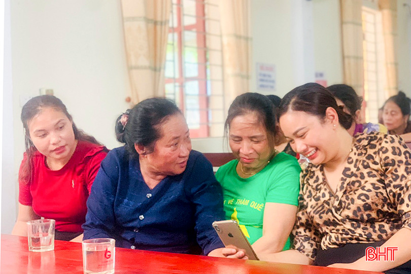 Bà Nguyễn Thị Quy (thứ 2 từ trái qua) cùng chị em trao đổi về các hoạt động được tuyên truyền trên fanpage của Hội LHPN thị xã Hồng Lĩnh. a13.jpg