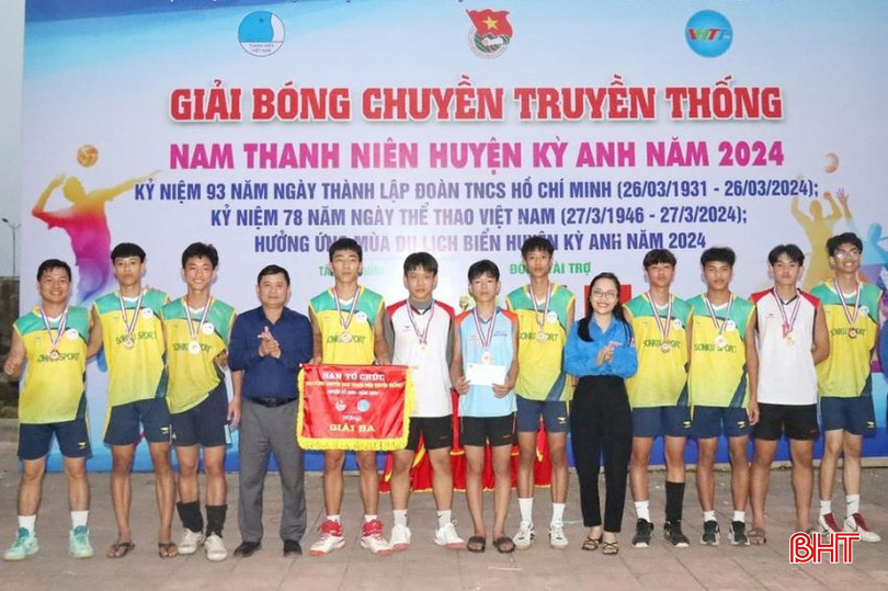 ... trao đồng giải 3 cho đội xã Kỳ Giang...