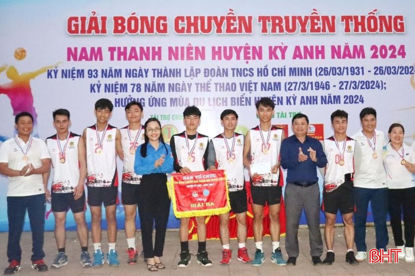 .... và đội Trường THPT Nguyễn Thị Bích Châu.