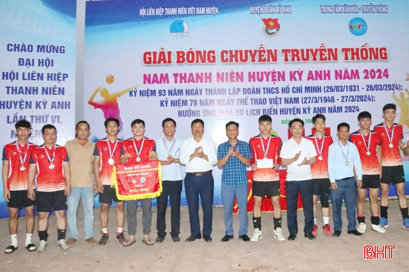 ... trao giải nhì cho đội Lâm Hợp.