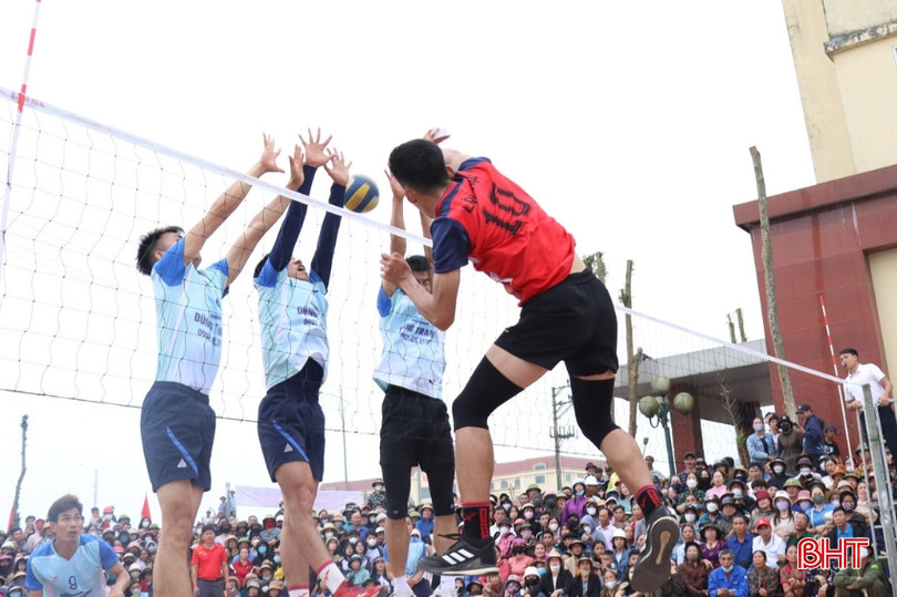 Trận chung kết chiều nay (17/3) diễn ra giữa 2 đội Kỳ Phong (áo xanh) và Lâm Hợp (áo đỏ). Trận đấu kéo dài đến set 5. Chung cuộc, đội Kỳ Phong đã xuất sắc hơn giành chiến thắng với tỉ số 3-2, qua đó, giành chức vô địch của giải đấu năm nay.