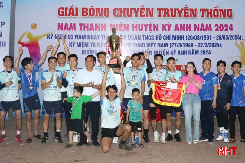 BTC trao giải nhất và cúp vô địch cho đội Kỳ Phong...