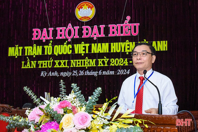 Ông Lê Mã Lương - Chủ tịch Ủy ban MTTQ huyện Kỳ Anh nhiệm kỳ 2019-2024 trình bày báo cáo chính trị. 12.jpg