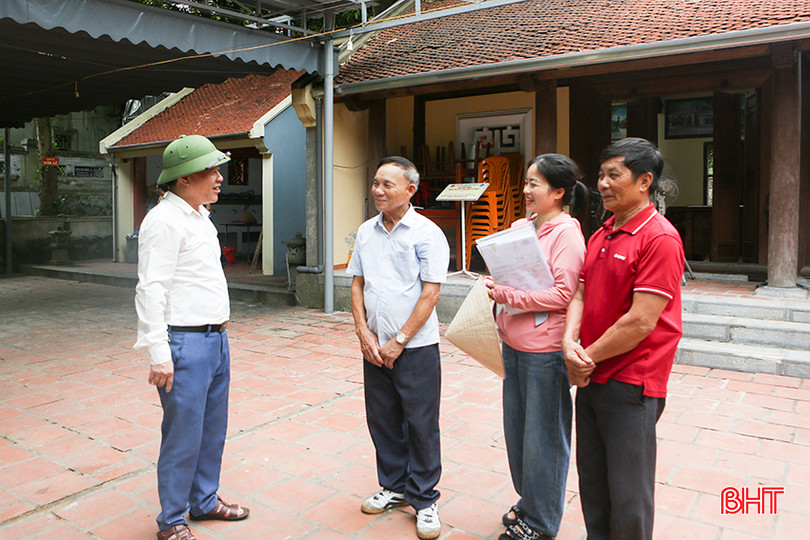 Ông Nguyễn Văn Lượng (thứ 3 từ phải sang) trao đổi với một số thành viên Ban Tổ chức lễ hội đền Lê Khôi về công tác chuẩn bị cho các nghi lễ. a1.jpg
