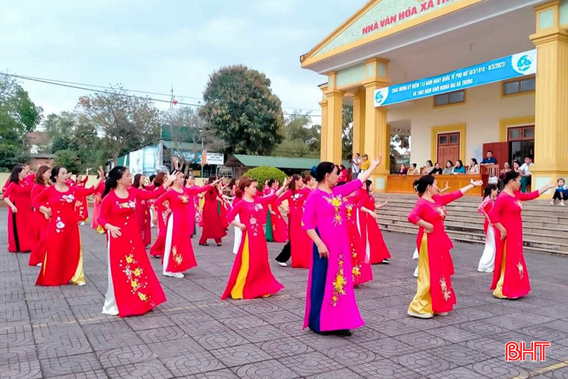 Nhờ sự nỗ lực vận động của chị Trần Thị Khuyên, phong trào dân vũ của chị em xã Trường Sơn trở nên sôi nổi, thu hút hàng trăm hội viên phụ nữ tham gia tập luyện. a2.jpg