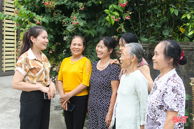 Chị Trần Thị Khuyên đến tận cơ sở vận động hội viên phụ nữ xây dựng các tiêu chí gia đình "5 không, 3 sạch". a3.jpg